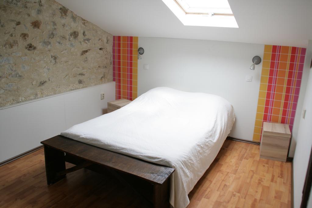 Bed and Breakfast Le Petit Mas D'Ile à Saint-Germain-de-Confolens Chambre photo