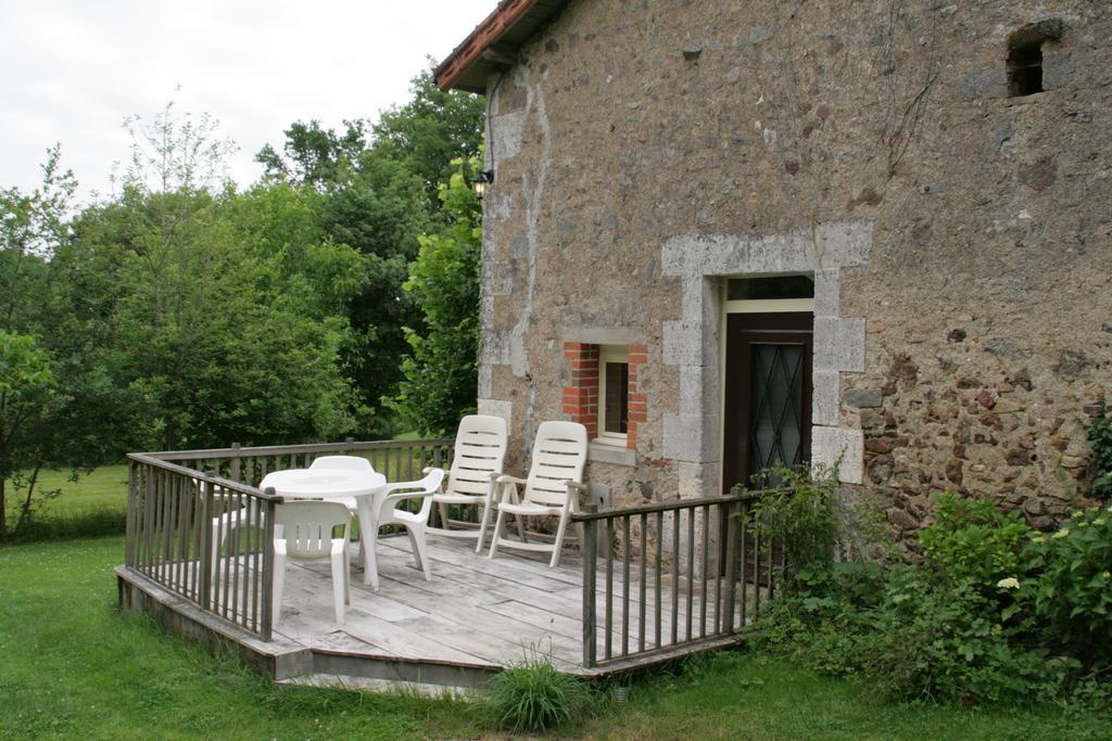 Bed and Breakfast Le Petit Mas D'Ile à Saint-Germain-de-Confolens Chambre photo