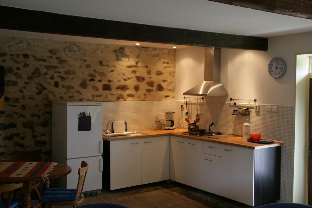 Bed and Breakfast Le Petit Mas D'Ile à Saint-Germain-de-Confolens Chambre photo