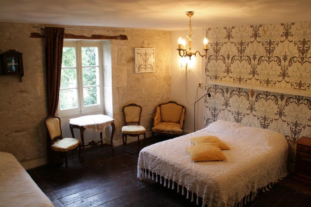 Bed and Breakfast Le Petit Mas D'Ile à Saint-Germain-de-Confolens Chambre photo