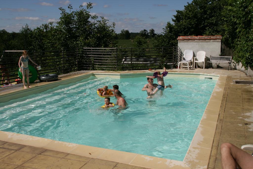 Bed and Breakfast Le Petit Mas D'Ile à Saint-Germain-de-Confolens Extérieur photo