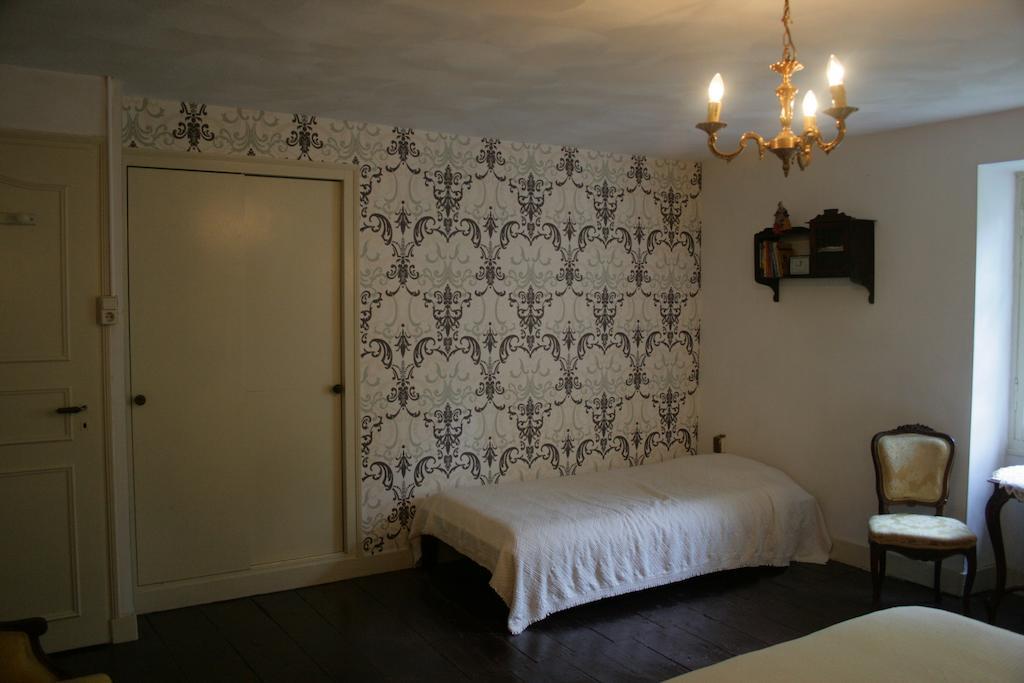 Bed and Breakfast Le Petit Mas D'Ile à Saint-Germain-de-Confolens Chambre photo