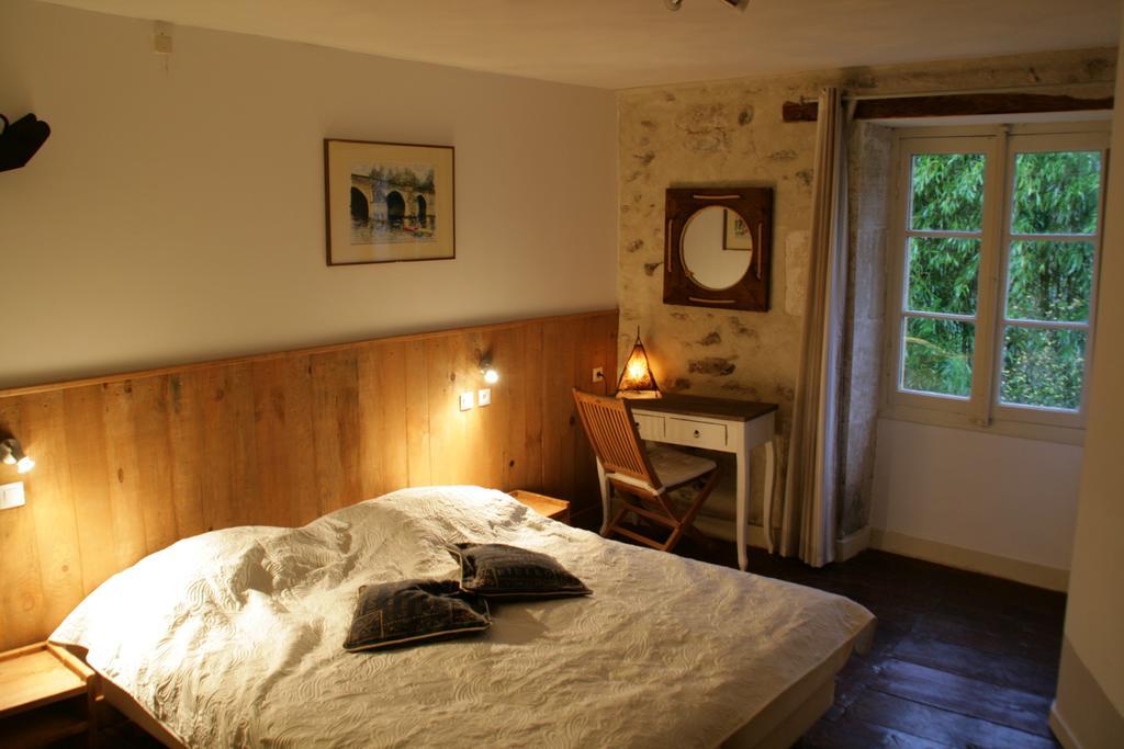 Bed and Breakfast Le Petit Mas D'Ile à Saint-Germain-de-Confolens Extérieur photo