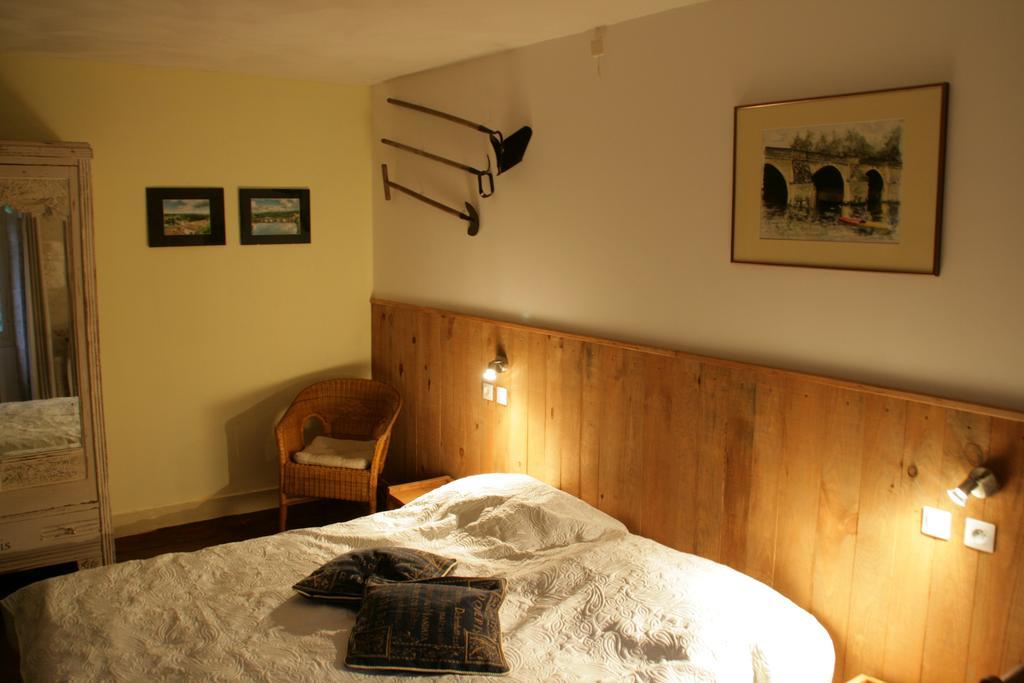Bed and Breakfast Le Petit Mas D'Ile à Saint-Germain-de-Confolens Extérieur photo